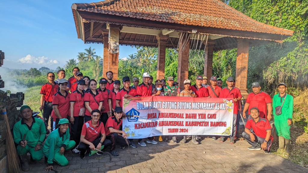 Perbekel dan Masyarakat Desa Abiansemal Dauh Yeh Cani Gotong Royong Bersihkan Saluran Irigasi Subak Apuan